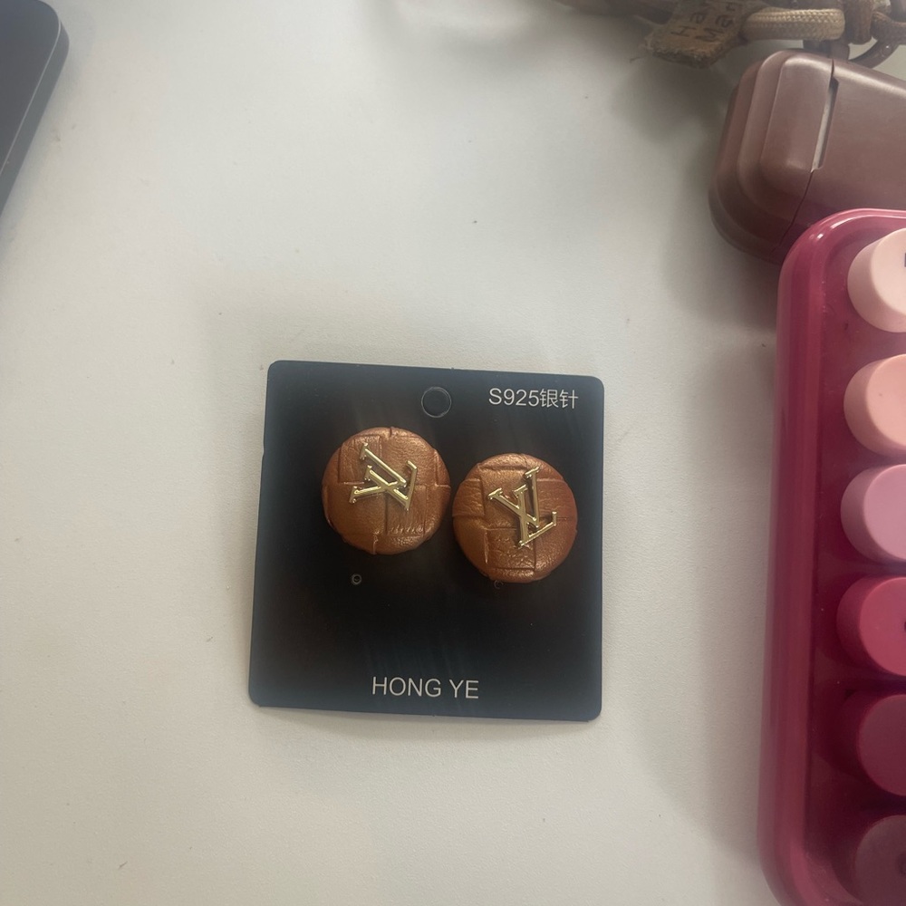 Great pair of earrings brown and gold